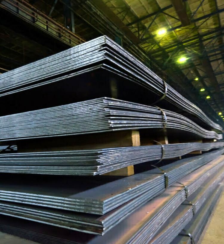 Склад стальных листов на заводе